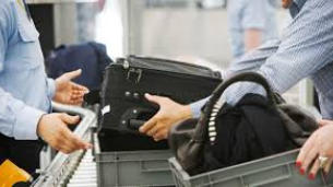 Broek ophouden tijdens de douane controle