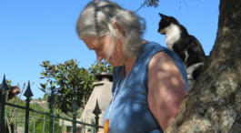 Kat en mens in gedachten verzonken