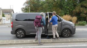 Plots stopt een busje in Frankrijk