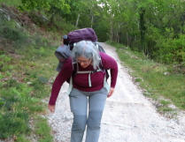 "Au", May stoot haar gebroken teen bij het afdalen.