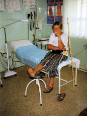 Mia wordt door arts onderzocht