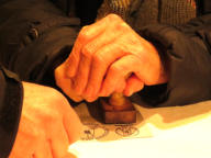 De pelgrimspas wordt in Galder met zorg afgestempeld 