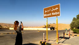 AOp weg naar Mount Nebo