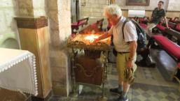 Kaarsje baranden in de kerk van de Apostelen