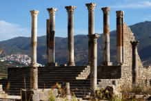 Moulay Idriss ligt links op de Forum-foto