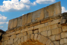 Inscripties boven Triomfboog