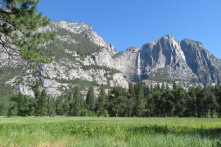 De Upper Yosemite Falls domineren het uitzicht