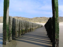 Je kon om de palen heenlopen