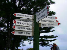 De afstand vanaf Pitcairn naar Amsterdam is 15000 km