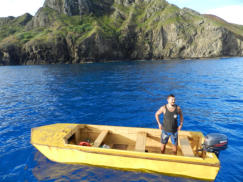 Gastheer Andy Christian haalt ons op met zijn boot.